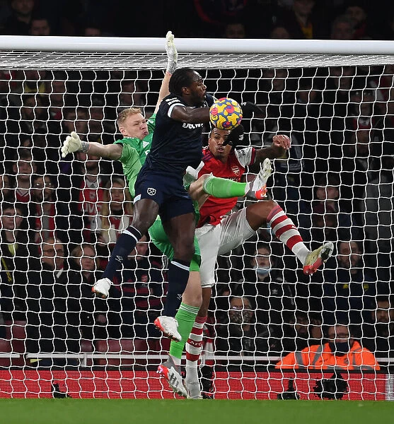 Arsenal vs. West Ham United: Gabriel and Ramsdale Defend Against Michail Antonio in Premier League Clash