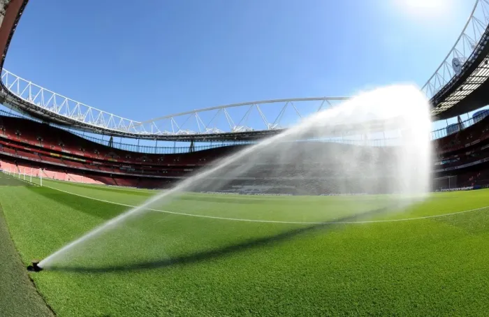 Framed Print : Arsenal vs West Ham United: Pre-Match Pitch Preparation at The Emirates (2015-16) Framed Print : Arsenal vs West Ham United: Pre-Match Pitch Preparation at The Emirates (2015-16)