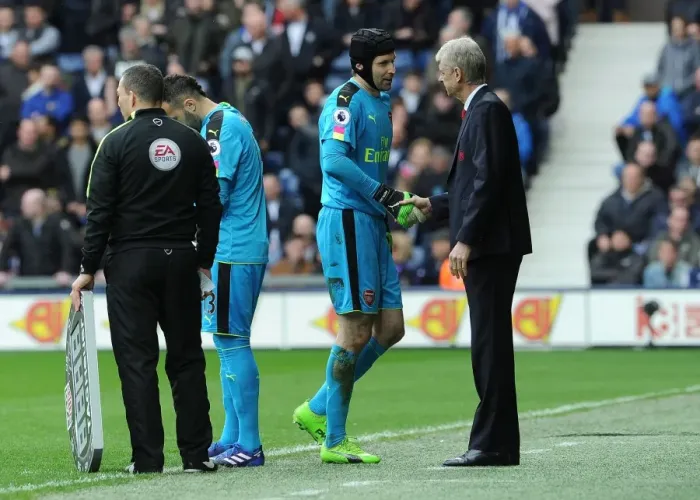 Framed Print : Arsenal: Wenger and Cech Part Ways on the Field - West Bromwich Albion vs Arsenal (2016-17)