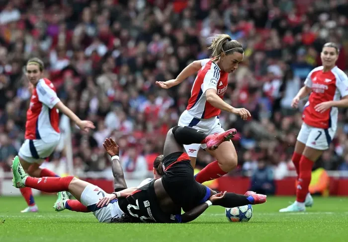 Framed Print : Arsenal WFC v Olympique Lyonnais - UEFA Women's Champions League Semi Final First Leg Framed Print : Arsenal WFC v Olympique Lyonnais - UEFA Women's Champions League Semi Final First Leg
