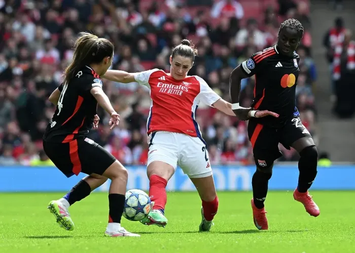 Framed Print : Arsenal WFC v Olympique Lyonnais - UEFA Women's Champions League Semi Final First Leg Framed Print : Arsenal WFC v Olympique Lyonnais - UEFA Women's Champions League Semi Final First Leg