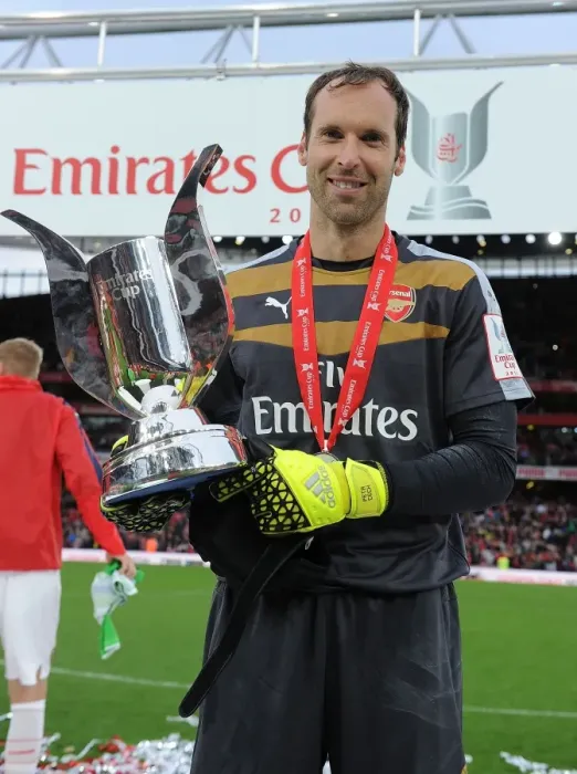 Framed Print : Arsenal Win Emirates Cup: Petr Cech Lifts the Trophy Against VfL Wolfsburg