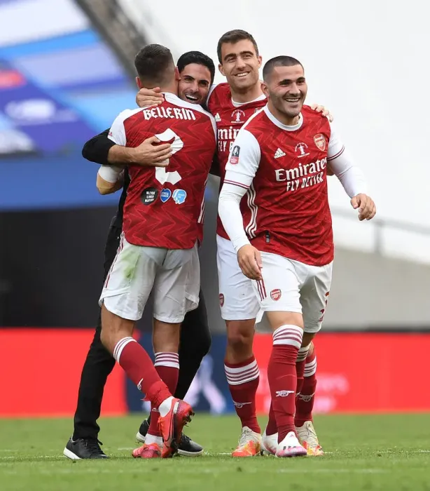 Framed Print : Arsenal Wins Empty FA Cup Final Against Chelsea: Mikel Arteta and Team Lift the Trophy at Wembley Stadium (2020)