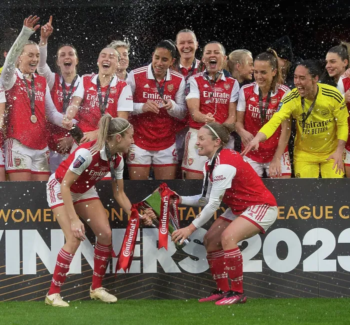 Framed Print : Arsenal Women Celebrate FA WSL Cup Triumph: Leah Williamson and Kim Little Lift the Trophy