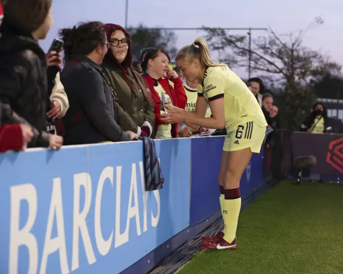 Framed Print : Arsenal Women Celebrate FA WSL Title with Jubilant Fans: Leah Williamson's Triumphant Moment
