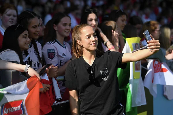 Arsenal Women Celebrate FA WSL Title Triumph: Lia Waelti and Fans Rejoice