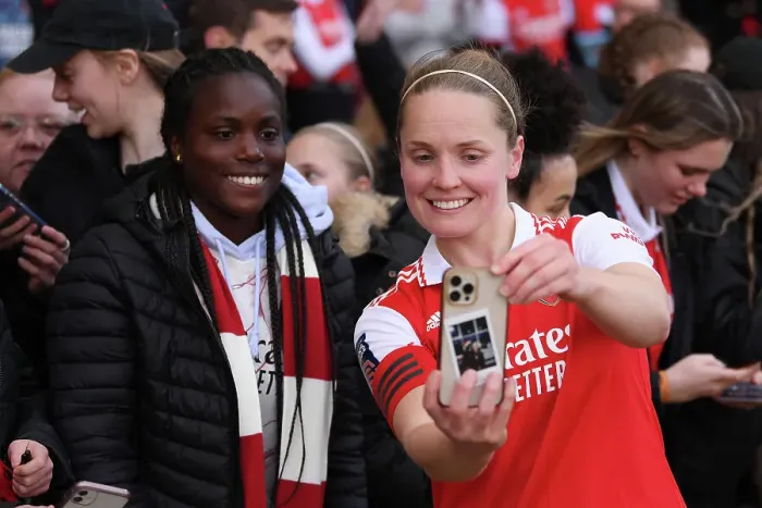 Framed Print : Arsenal Women Celebrate FA WSL Victory: Kim Little Amidst Jubilant Fans