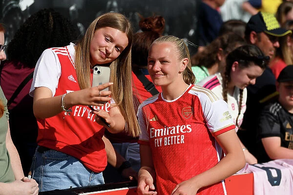 Arsenal Women Celebrate with Fans After Victory Over Aston Villa in FA WSL