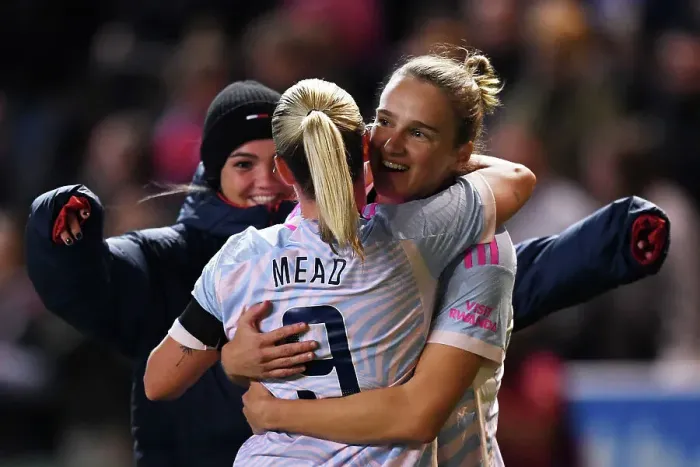 Framed Print : Arsenal Women Celebrate Super League Victory: Beth Mead and Vivianne Miedema's Emotional Moment
