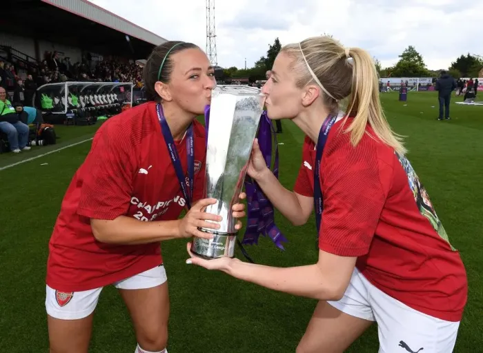 Framed Print : Arsenal Women Celebrate WSL Title Win: Leah Williamson and Katie McCabe Hold the Trophy
