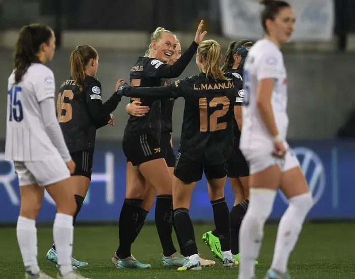 Framed Print : Arsenal Women Crush FC Zürich with Six Unanswered Goals in UEFA Women's Champions League