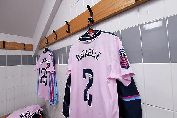 Arsenal Women Gear Up for FA Super League Clash Against Manchester United: A Look into Their Dressing Room Preparations