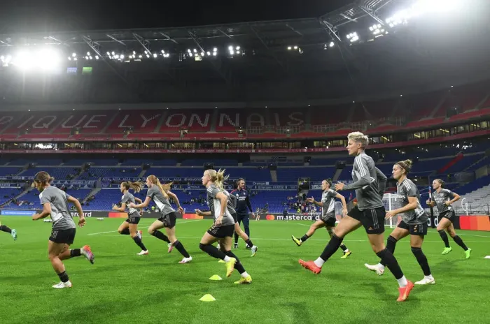 Framed Print : Arsenal Women Take on Olympique Lyonnais in UEFA Champions League Clash