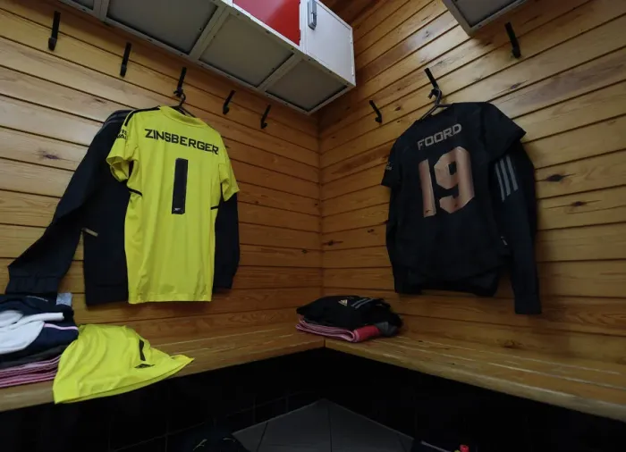 Framed Print : Arsenal Women Ready for Ajax Showdown: Champions League Kit Unveiled