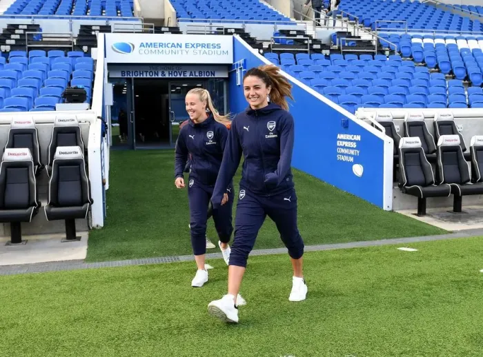 Framed Print : Arsenal Women: Van de Donk and Mead Prepare for Kick-off Against Brighton & Hove Albion