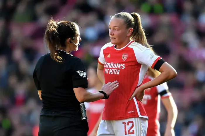 Framed Print : Arsenal Women vs. Aston Villa: Frida Maanum Discusses with Referee during 2023-24 Barclays Women's Super League Match