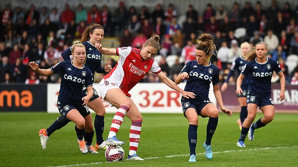 Arsenal Women vs. Aston Villa Women: Tense Battle in FA WSL as Miedema Fights Off Pressure