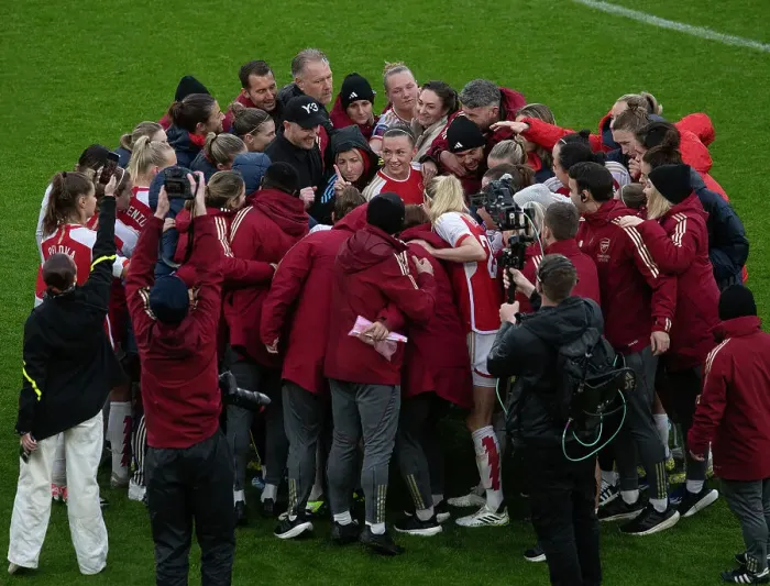 Framed Print : Arsenal Women vs Chelsea Women: Katie McCabe Leads the Huddle in Barclays WSL Clash at Emirates Stadium