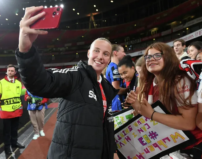 Framed Print : Arsenal Women vs FC Zurich: Beth Mead's Selfie with Fans - UEFA Women's Champions League Group C Framed Print : Arsenal Women vs FC Zurich: Beth Mead's Selfie with Fans - UEFA Women's Champions League Group C