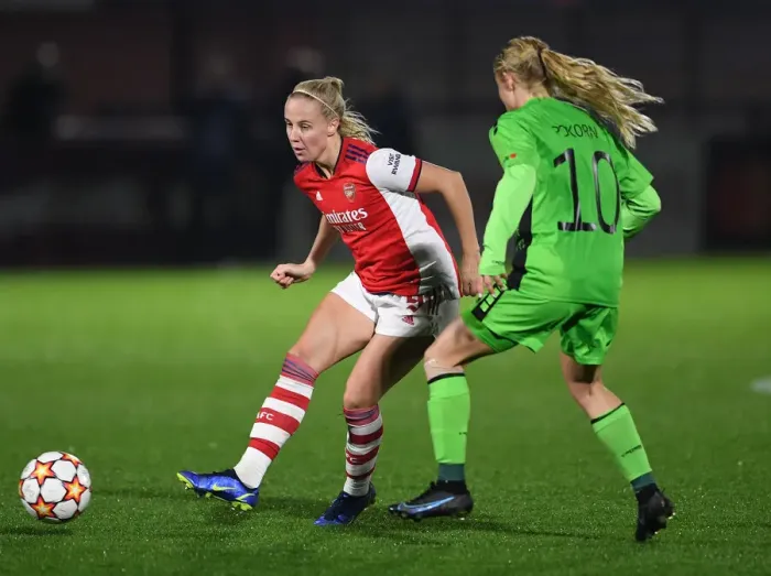 Framed Print : Arsenal Women vs HB Koge: Beth Mead Faces Off in UEFA Women's Champions League
