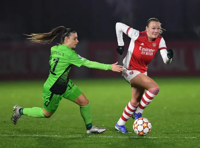 Framed Print : Arsenal Women vs HB Koge: A UEFA Women's Champions League Showdown at Meadow Park