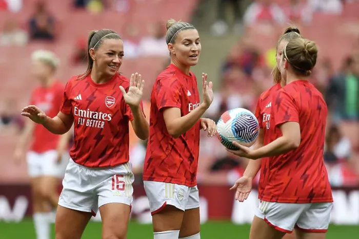 Framed Print : Arsenal Women vs Liverpool Women: Pre-Match Warm-Up with Katie McCabe and Steph Catley (2023-24)