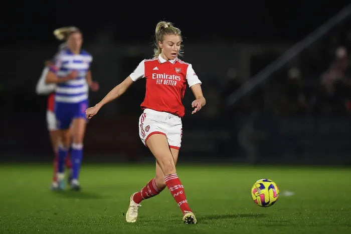 Framed Print : Arsenal Women vs. Reading: Leah Williamson Passes in FA WSL Clash