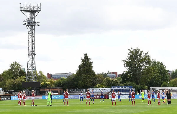 Arsenal Women vs. Reading Women: Honoring the NHS - A Salute to the Heroes (Barclays FA WSL 2020-21): Players Applaud before the Match