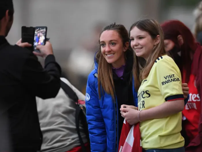 Framed Print : Arsenal Women vs Slavia Prague: Lisa Evans Greets Fans Ahead of UEFA Champions League Clash