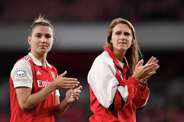 Arsenal Women's Champions League Victory: Viviane Miedema's Emotional Reunion with Adoring Fans