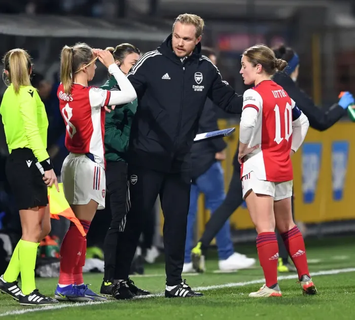 Framed Print : Arsenal Women's Coach Jonas Eidevall Strategizes with Jordan Nobbs and Kim Little during Hoffenheim Clash in UEFA Champions League