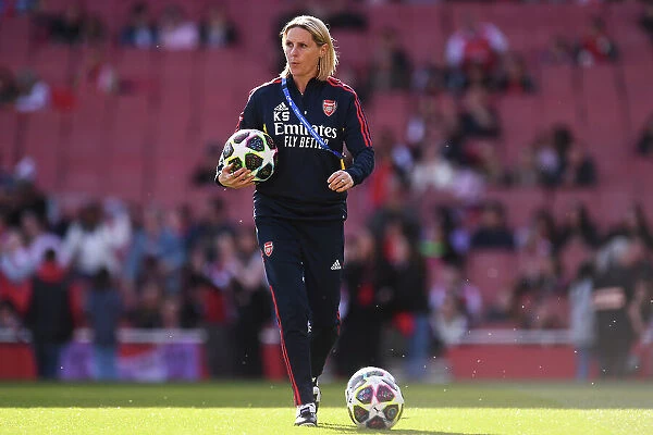 Arsenal Women's Coach, Kelly Smith, Prepares for Semifinal Showdown against VfL Wolfsburg