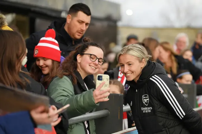 Framed Print : Arsenal Women's FA Cup Victory: Leah Williamson Celebrates with Adoring Fans