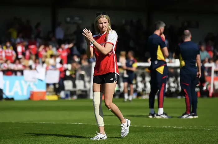 Framed Print : Arsenal Women's FA Super League Triumph: Leah Williamson's Emotional Reunion with Adoring Fans