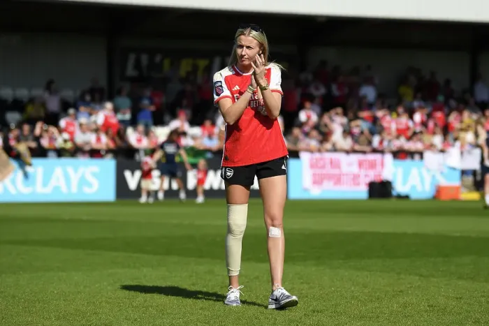 Framed Print : Arsenal Women's FA WSL Victory: Leah Williamson Celebrates with Adoring Fans
