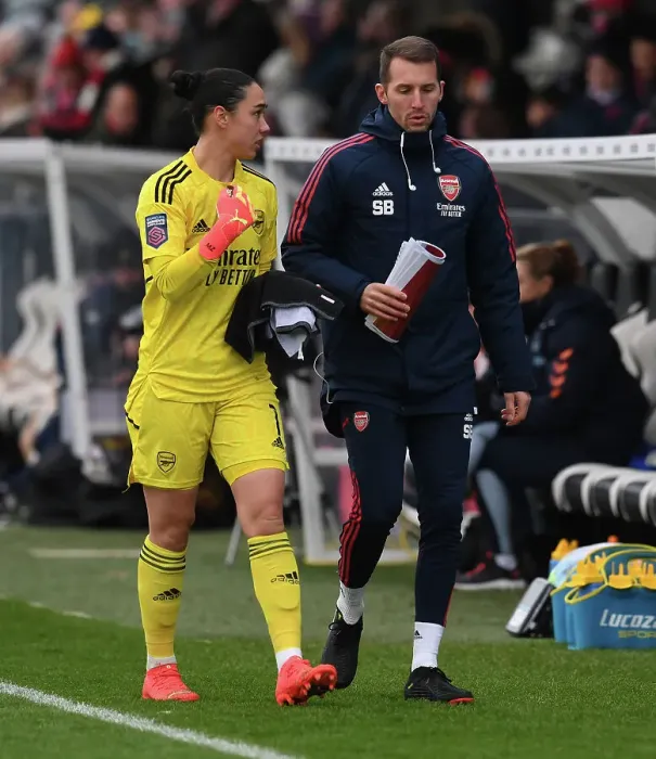 Framed Print : Arsenal Women's Half-Time Huddle: Goalkeeper Manuela Zinsberger and Coach Seb Barton Discuss Strategy