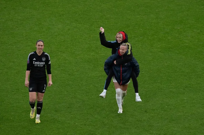Framed Print : Arsenal Women's Historic Victory: Mead, Williamson, and Zinsberger Celebrate Barclays Super League Title Triumph over Chelsea