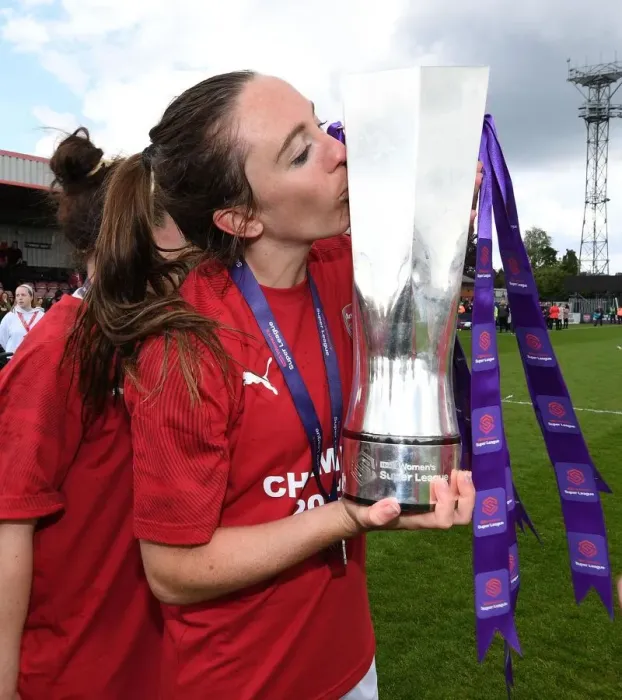 Framed Print : Arsenal Women's Historic WSL Title Win: Celebrating with Captain Lisa Evans and the Trophy