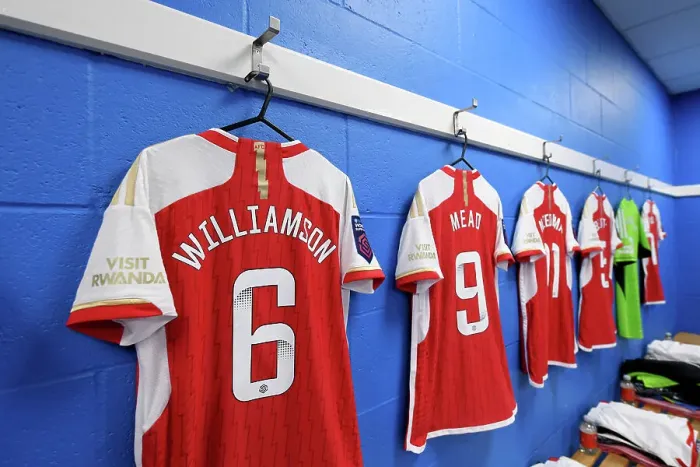 Framed Print : Arsenal Women's Pre-Match: Leah Williamson's Focused Expression in Reading's Stadium