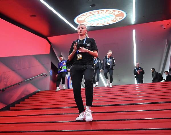 Arsenal Women's Star Leah Williamson Arrives at Allianz Arena Ahead of Bayern Munchen Showdown in UEFA Champions League Quarter-Final