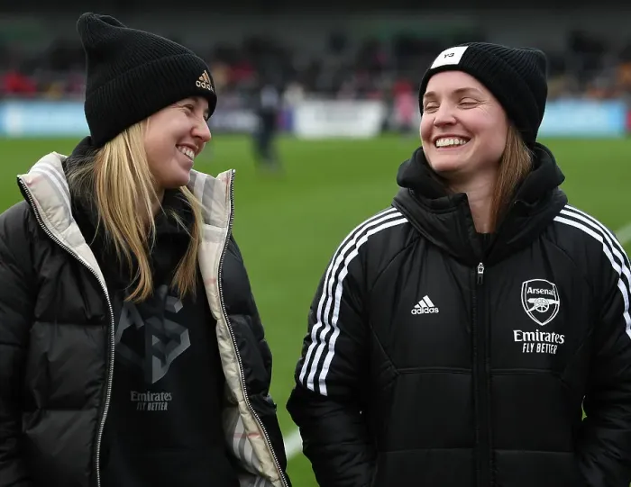 Framed Print : Arsenal Women's Stars Beth Mead and Kim Little at Half Time: Arsenal vs Everton (FA Women's Super League, 2022-23)