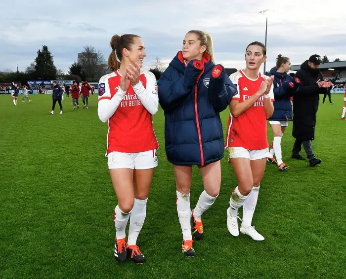 Framed Print : Arsenal Women's Super League Triumph: Celebrating Victory Over Everton with Lia Walti, Alessia Russo, and Emily Fox
