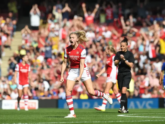 Framed Print : Arsenal Women's Super League Victory: Leah Williamson Celebrates Triumph Over Chelsea