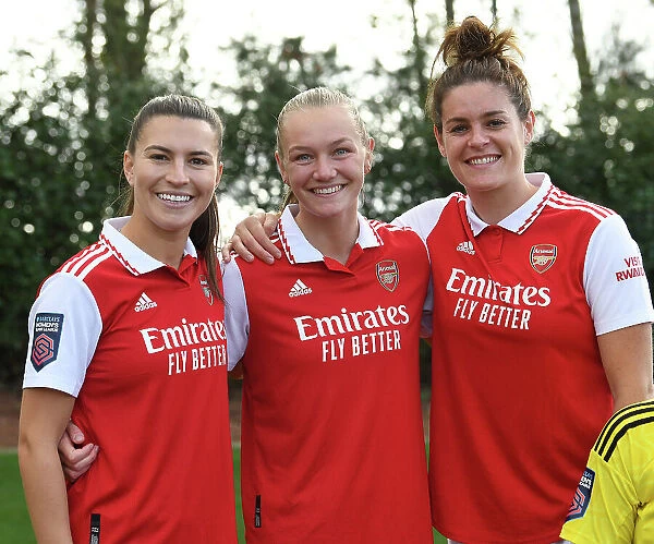 Arsenal Women's Team 2022-23: Squad Photo Featuring Steph Catley, Frida Maanum, and Jennifer Beattie