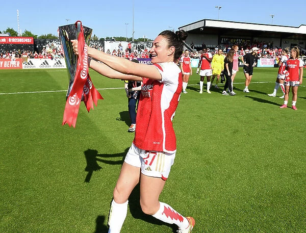 Arsenal Women's Team Celebrates Conti Cup Victory: Jodie Taylor Lifts the Trophy (2022-23)
