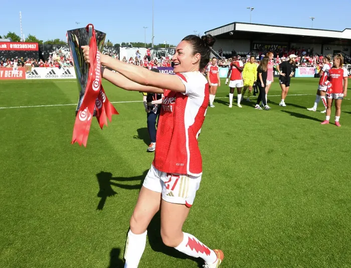 Framed Print : Arsenal Women's Team Celebrates Conti Cup Victory: Jodie Taylor Lifts the Trophy (2022-23)