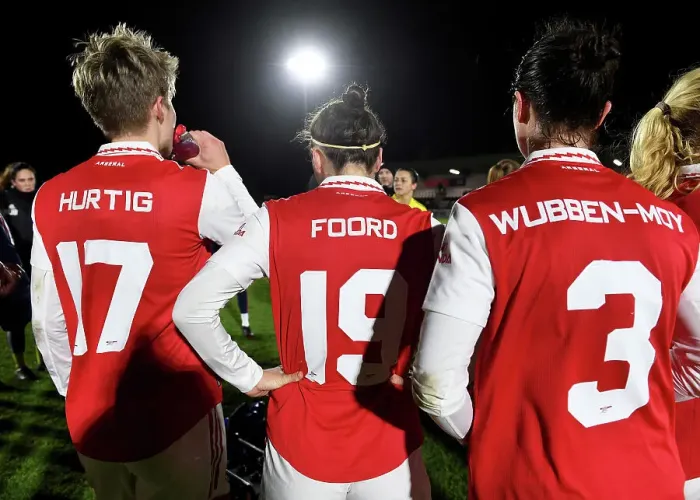 Framed Print : Arsenal Women's Team Huddle: Celebrating Victory over Aston Villa in the FA Women's Continental Tyres League Cup