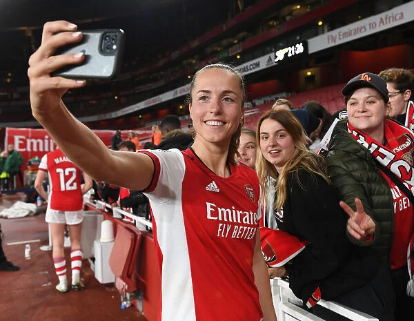 Arsenal Women's Victory: Lia Walti and Fans Celebrate at Emirates Stadium