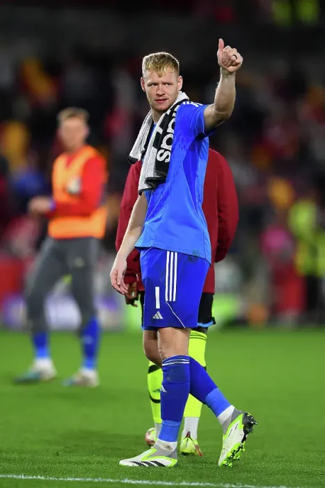 Framed Print : Arsenal's Aaron Ramsdale Acknowledges Fans after Brentford Carabao Cup Victory, 2023-24 Framed Print : Arsenal's Aaron Ramsdale Acknowledges Fans after Brentford Carabao Cup Victory, 2023-24