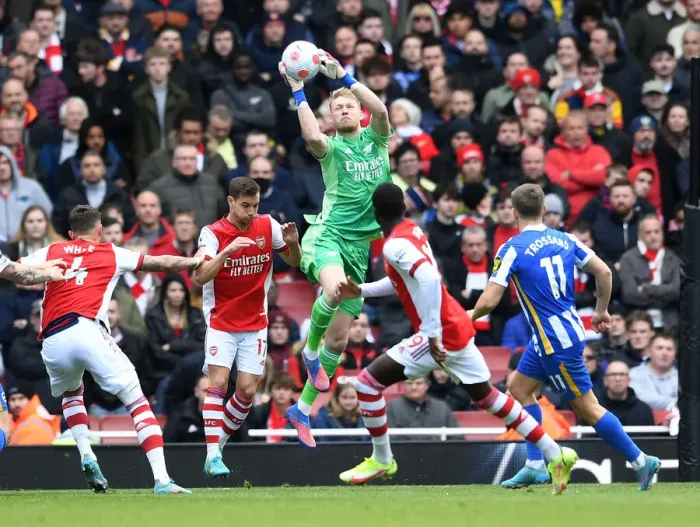 Framed Print : Arsenal's Aaron Ramsdale in Action: Arsenal vs Brighton & Hove Albion, Premier League 2021-22